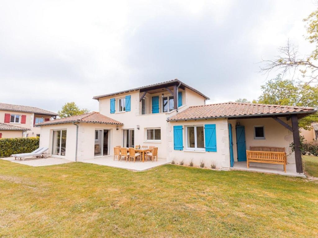 Spacious and modern villa with large garden and BBQ area photo 1