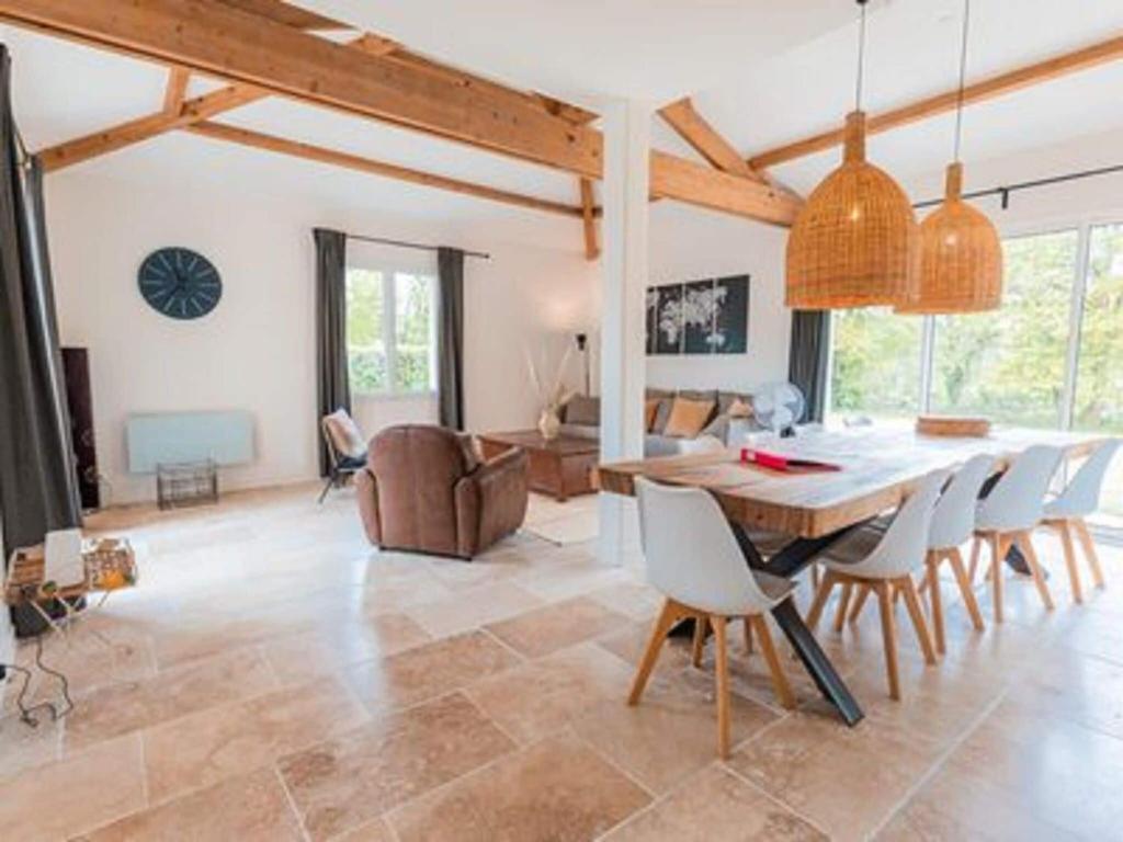 Spacious and modern villa with large garden and BBQ area photo 4