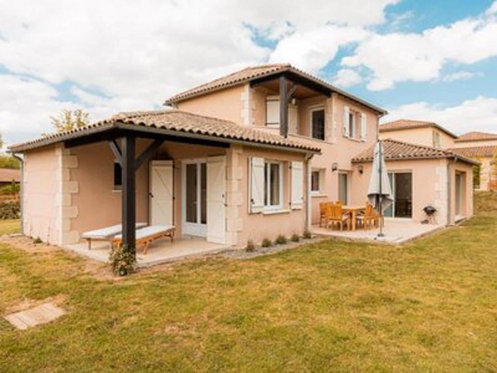 Spacious and modern villa with large garden and BBQ area photo 2
