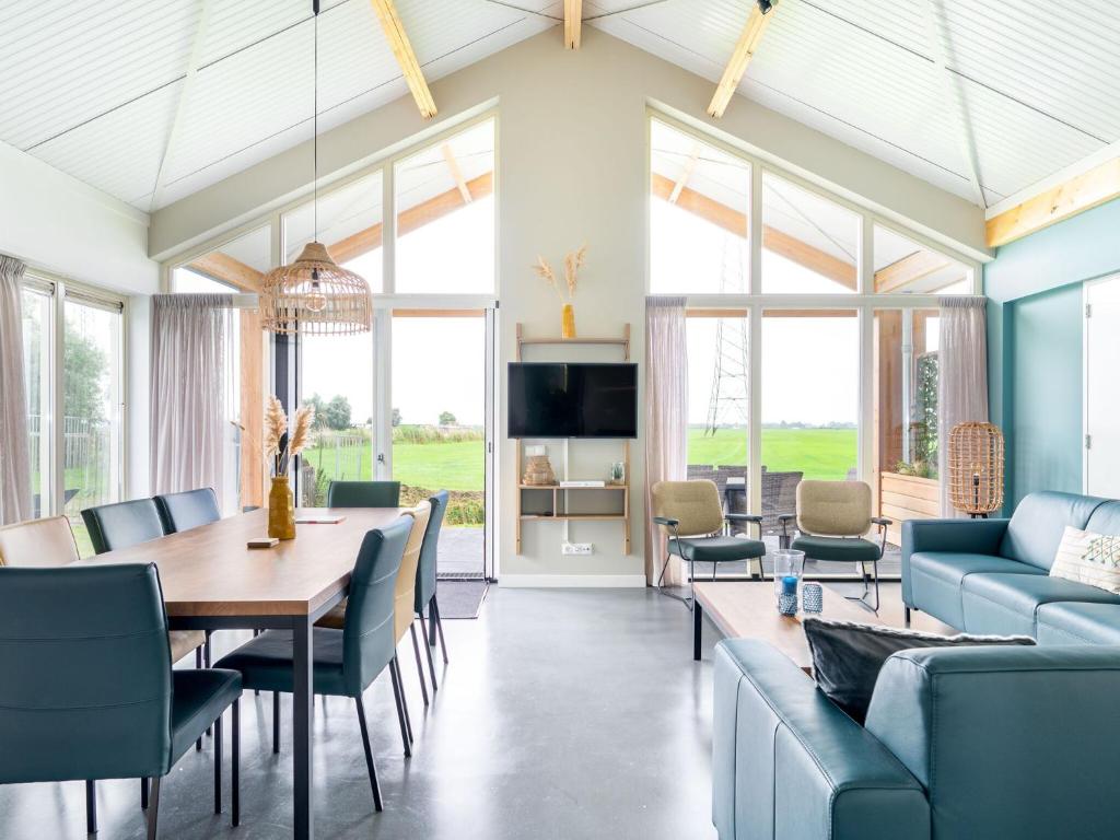 Wellness home located on the water, on a holiday park in Friesland photo 3