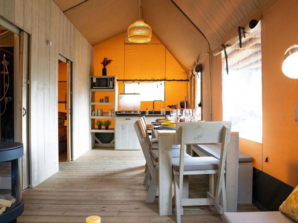 XL Glamping tent with bathroom, in a holiday park right on a recreational lake photo 4