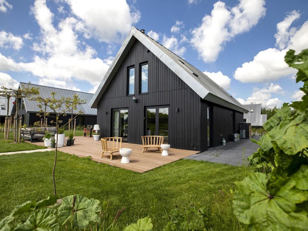 Beautiful villa with spacious garden, on a holiday park in Friesland photo 1