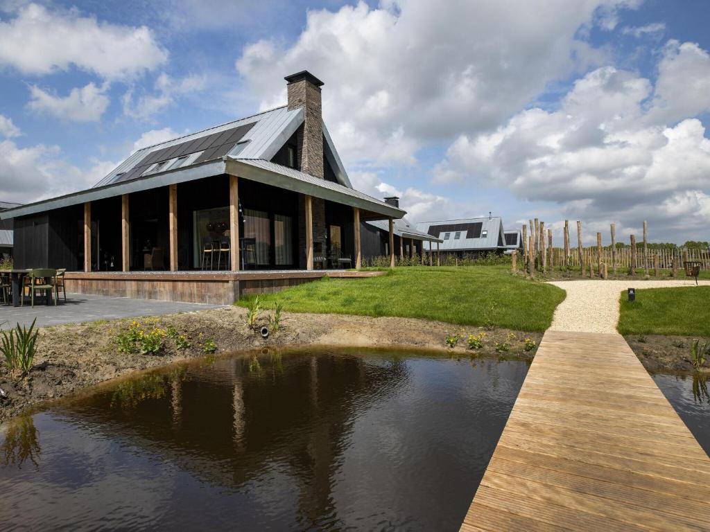 Beautiful villa with spacious garden, on a holiday park in Friesland photo 3