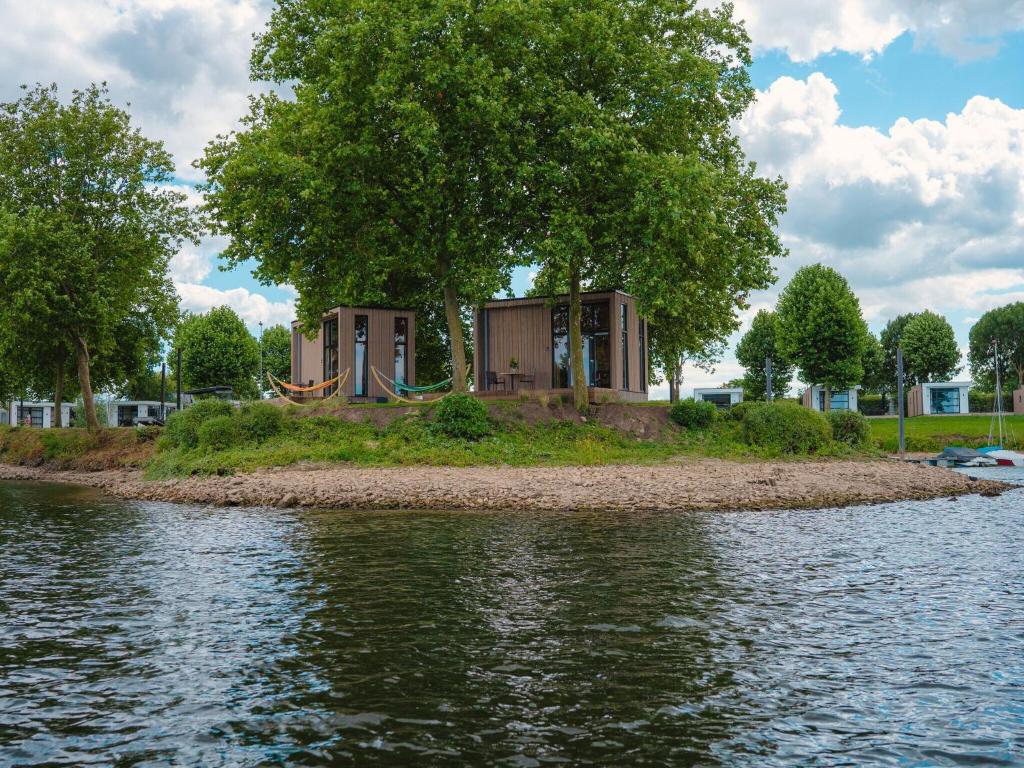 Cozy tiny house on the water, located in a holiday park in the Betuwe photo 4