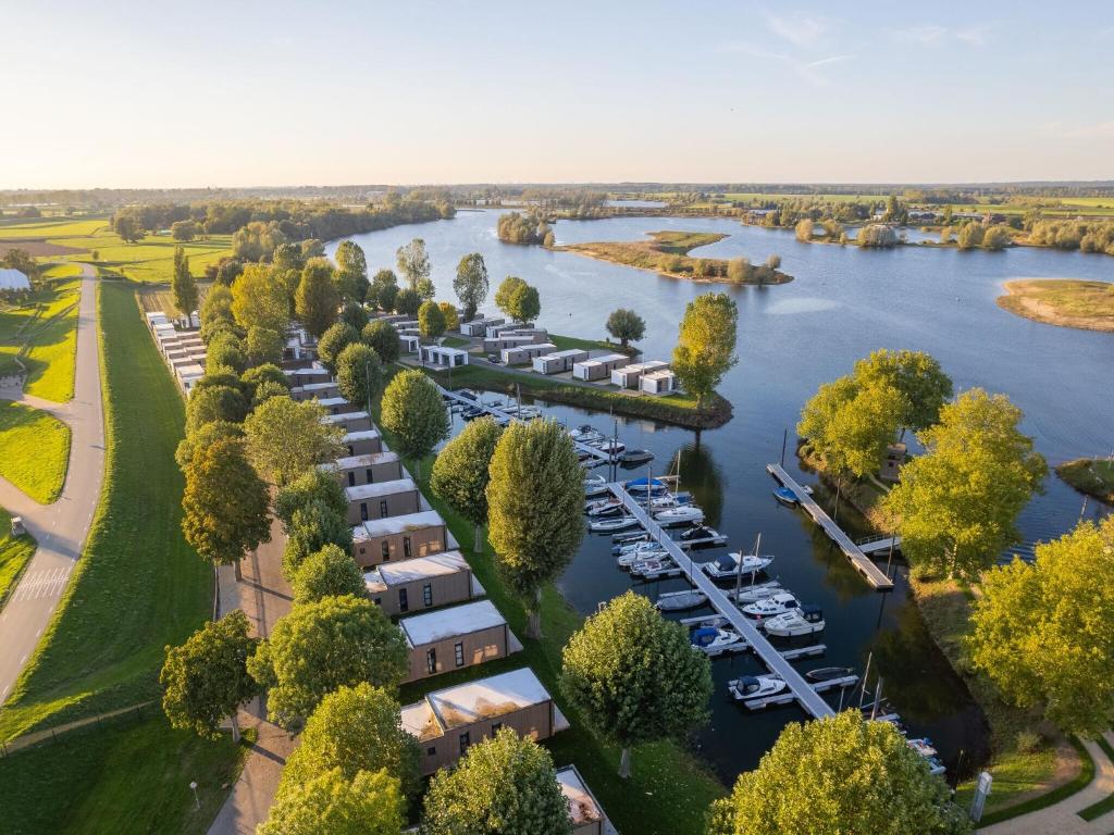 Cozy tiny house on the water, located in a holiday park in the Betuwe photo 2