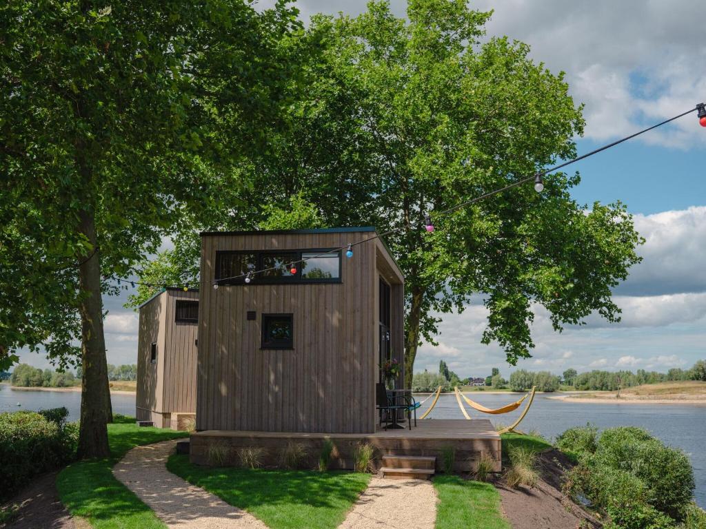 Cozy tiny house on the water, located in a holiday park in the Betuwe photo 3