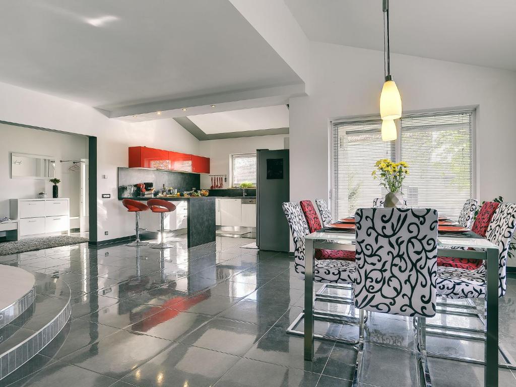 Modern Villa in Pula with Pool and Parking photo 2