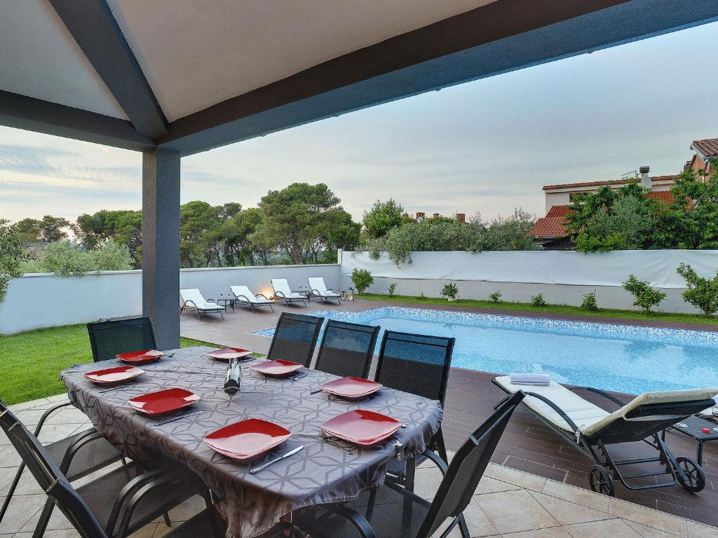 Modern Villa in Pula with Pool and Parking