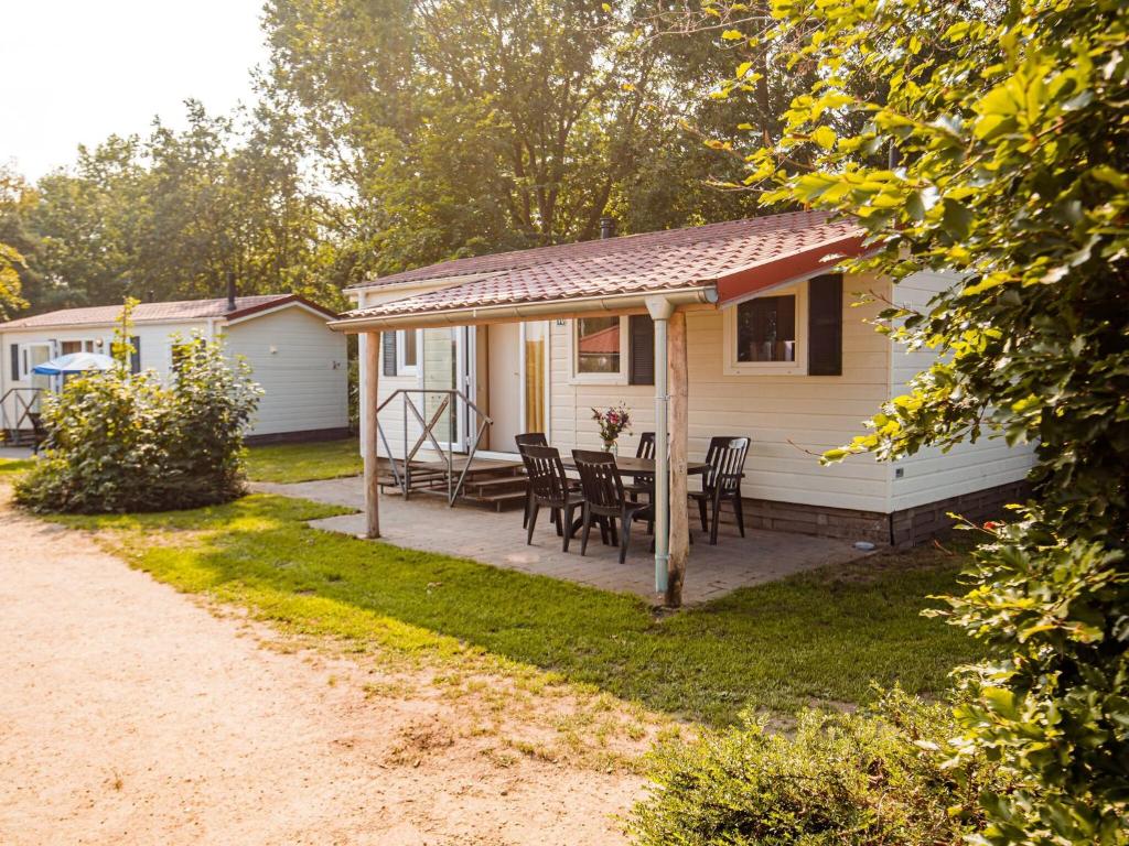 Cozy chalet with covered terrace in a holiday park on the Leukermeer photo 1