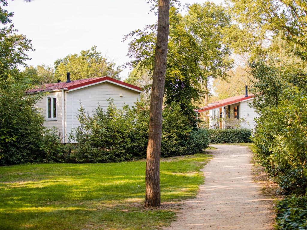 Cozy chalet with covered terrace in a holiday park on the Leukermeer photo 3