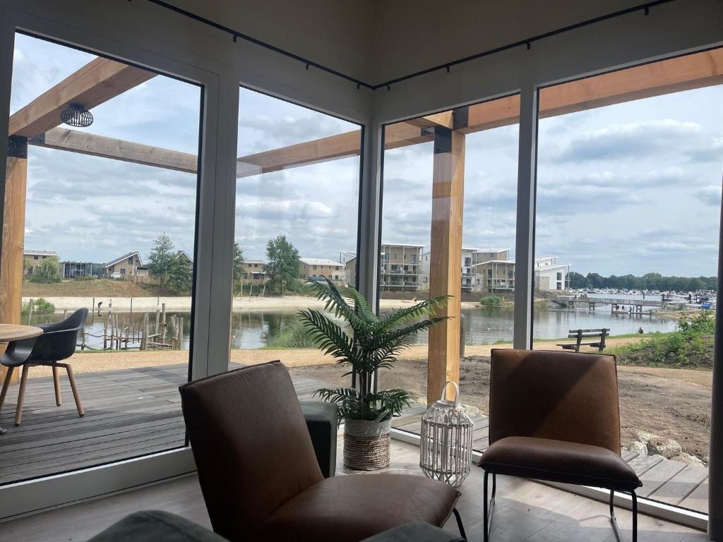 Beautiful chalet with air conditioning in a holiday park on the Leukermeer photo 4