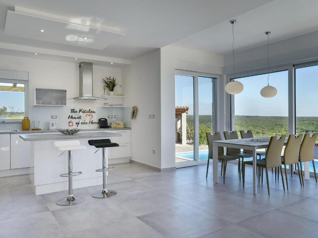 Modern Villa in Peroj with Pool and Parasol photo 4
