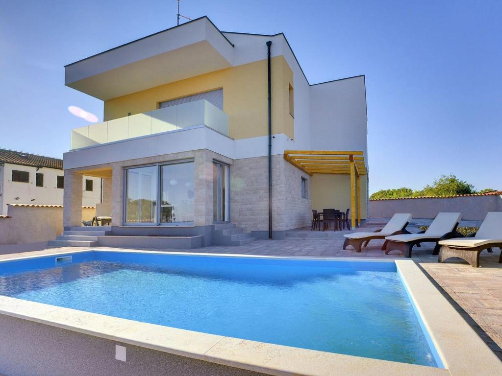Modern Villa in Peroj with Pool and Parasol photo 2