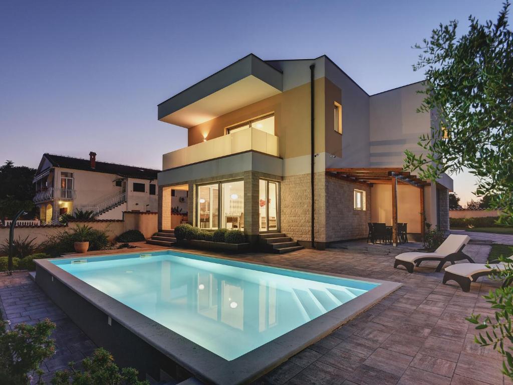 Modern Villa in Peroj with Pool and Parasol photo 1