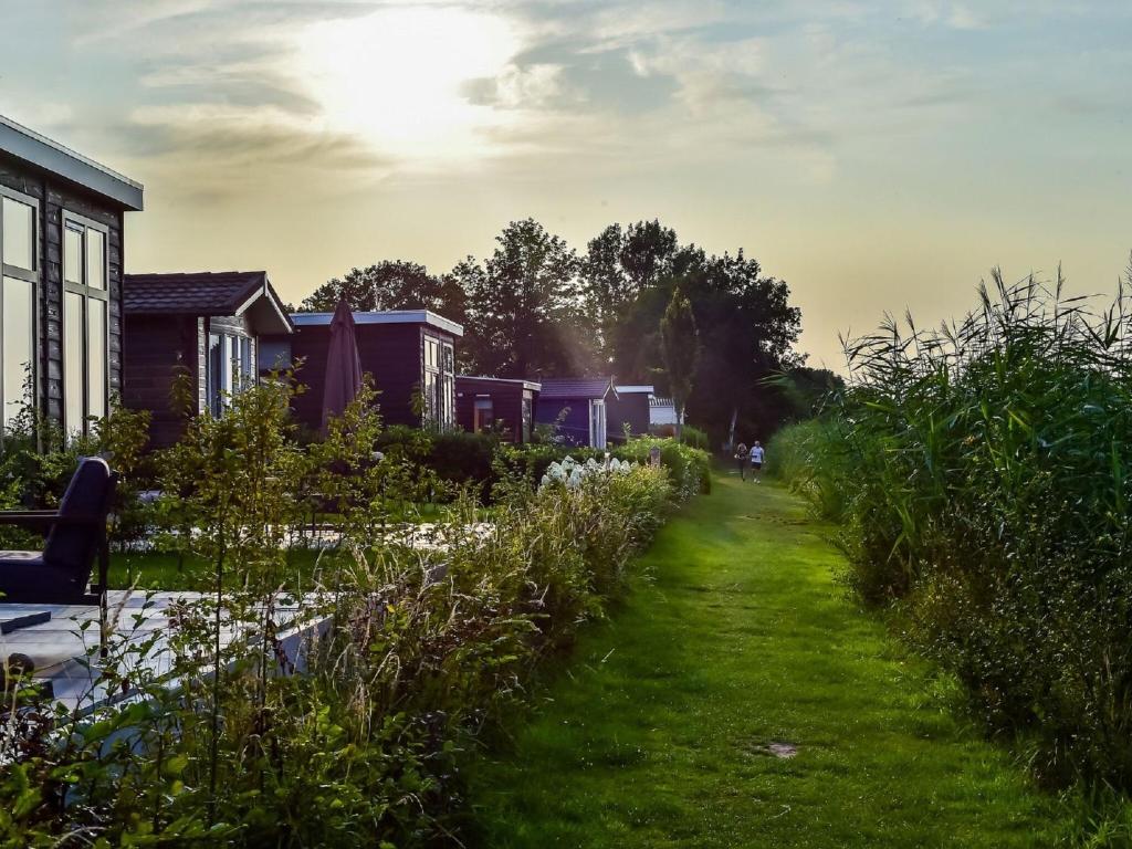 Nice chalet on the water with wood-fired hot tub, in a holiday park photo 3