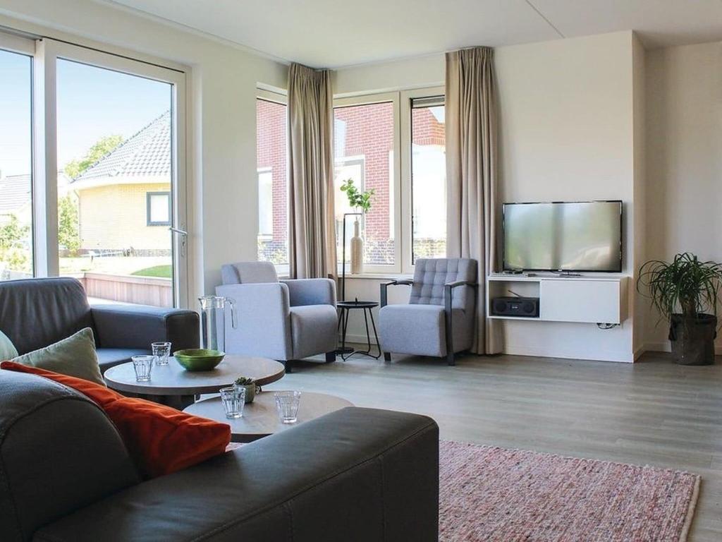Beautiful villa with sauna, in a holiday park on the water in Friesland photo 4