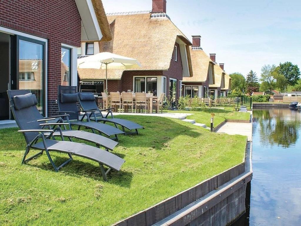 Beautiful villa with sauna, in a holiday park on the water in Friesland photo 1