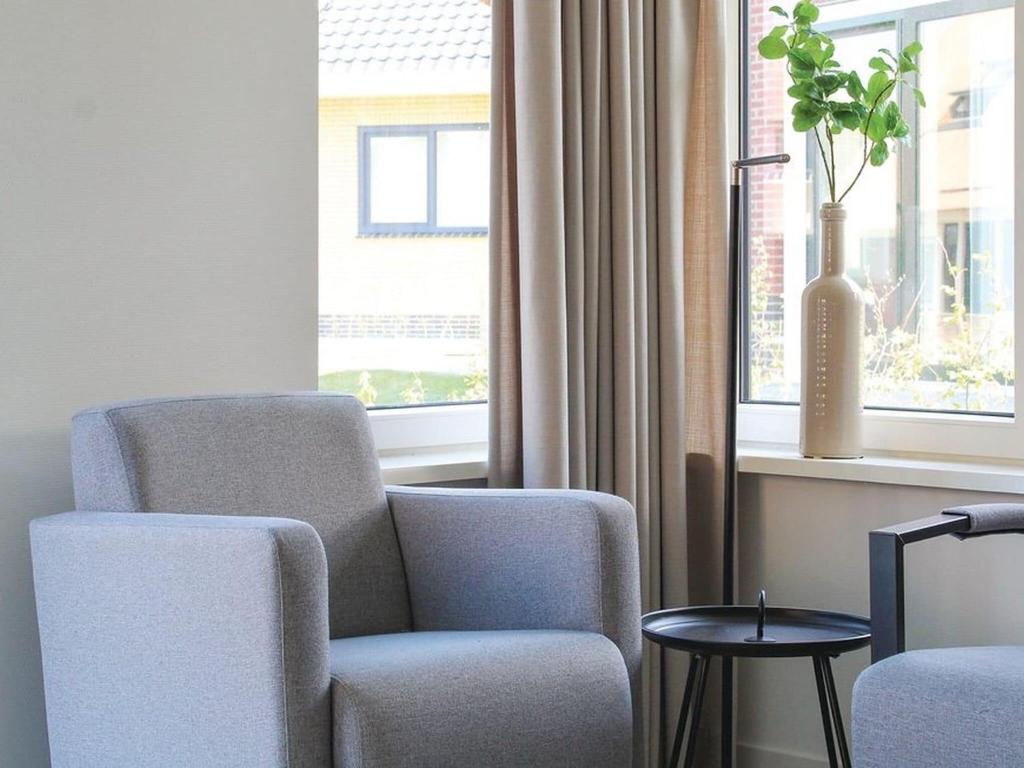 Beautiful villa with sauna, in a holiday park on the water in Friesland photo 2