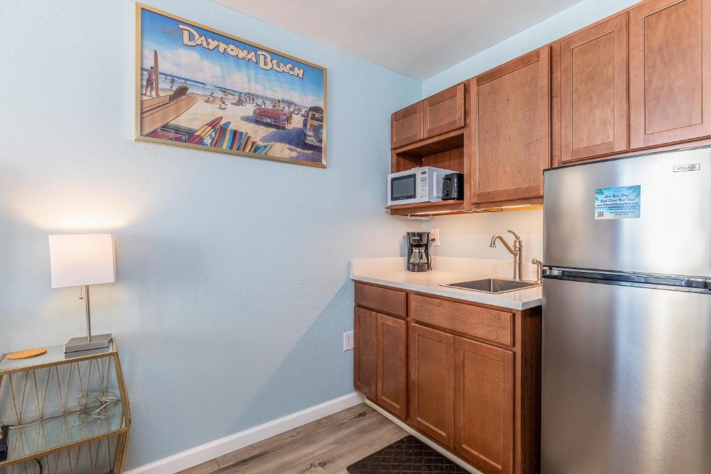 MCM Retro Beachfront Studio Great View, King Bed Remodeled photo 3
