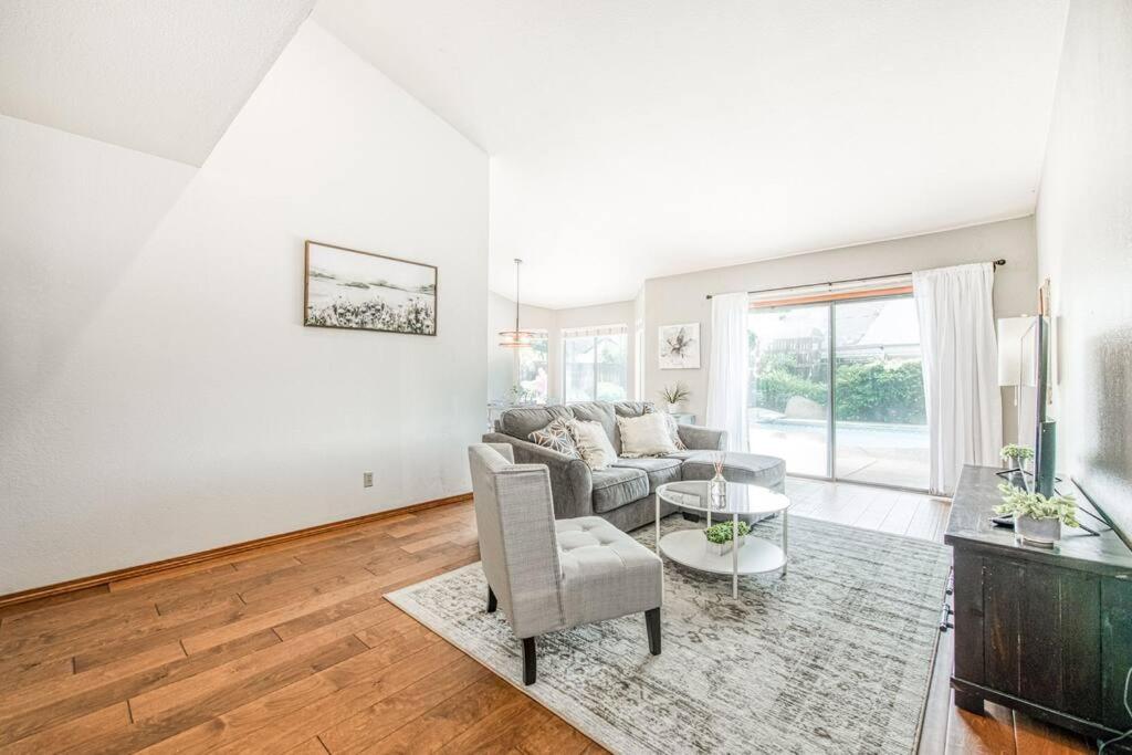 Stylish 3BR/2BA Retreat w/ Pool! Dream Getaway photo 2
