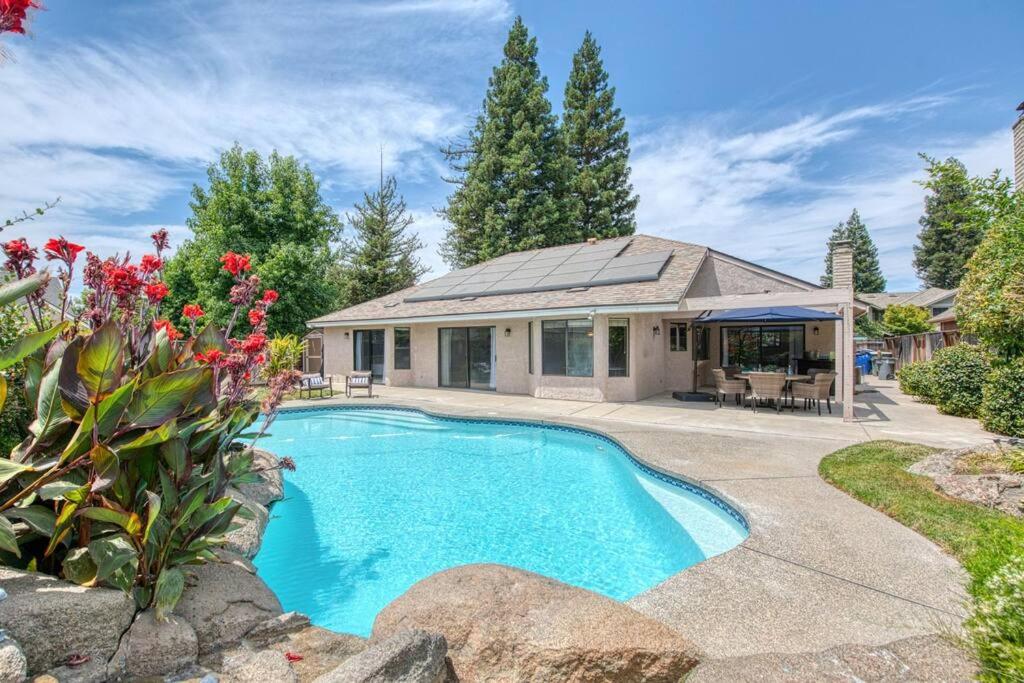 Stylish 3BR/2BA Retreat w/ Pool! Dream Getaway photo 4