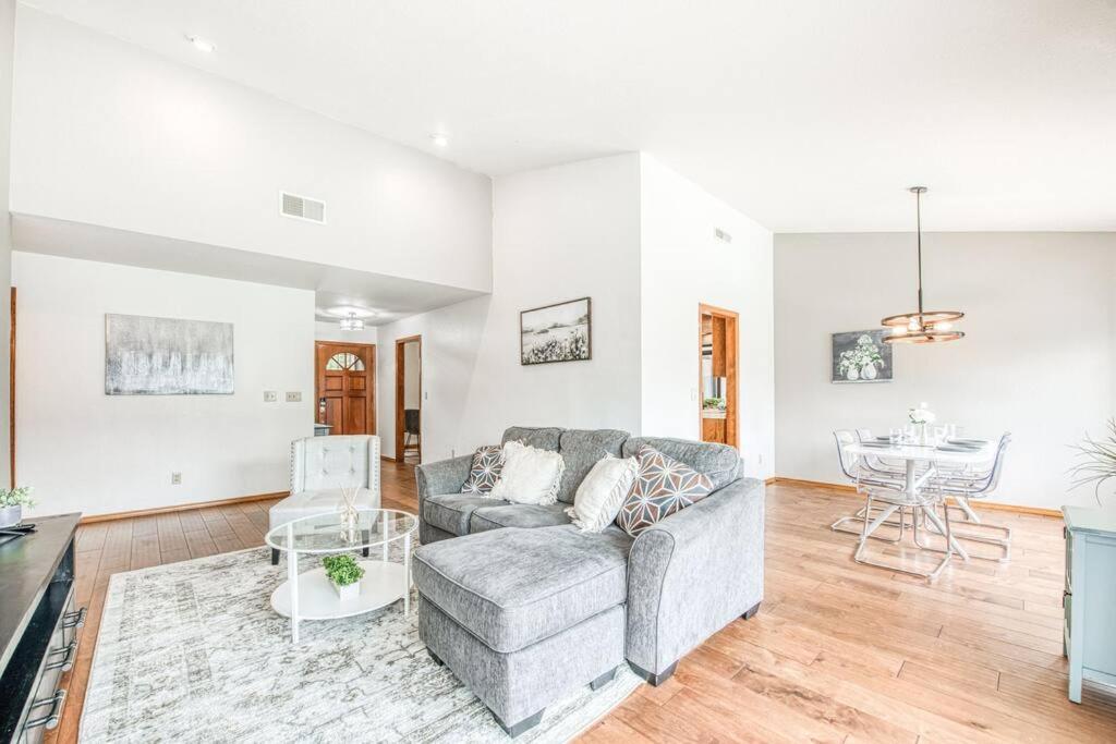 Stylish 3BR/2BA Retreat w/ Pool! Dream Getaway photo 3