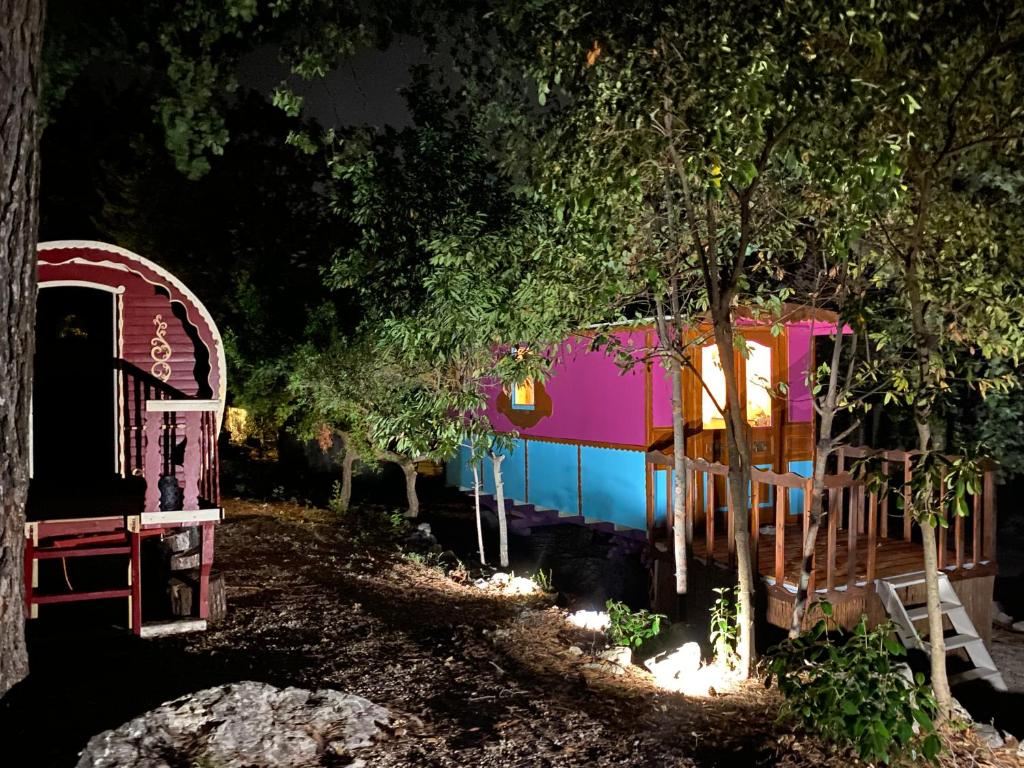 Les roulottes de Bayama - logement insolite avec jacuzzi photo 1