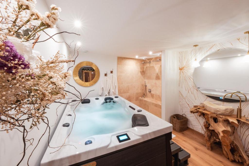 Viens on s'aime - Suite avec jacuzzi, sauna et services inclus photo 3
