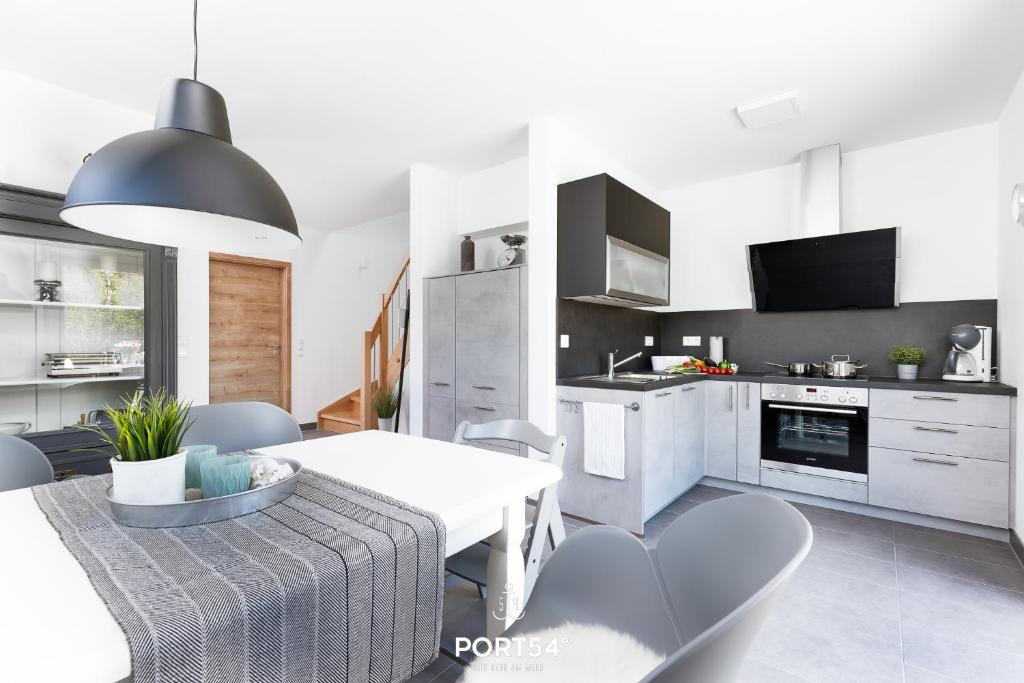 Lille sort hus photo 2