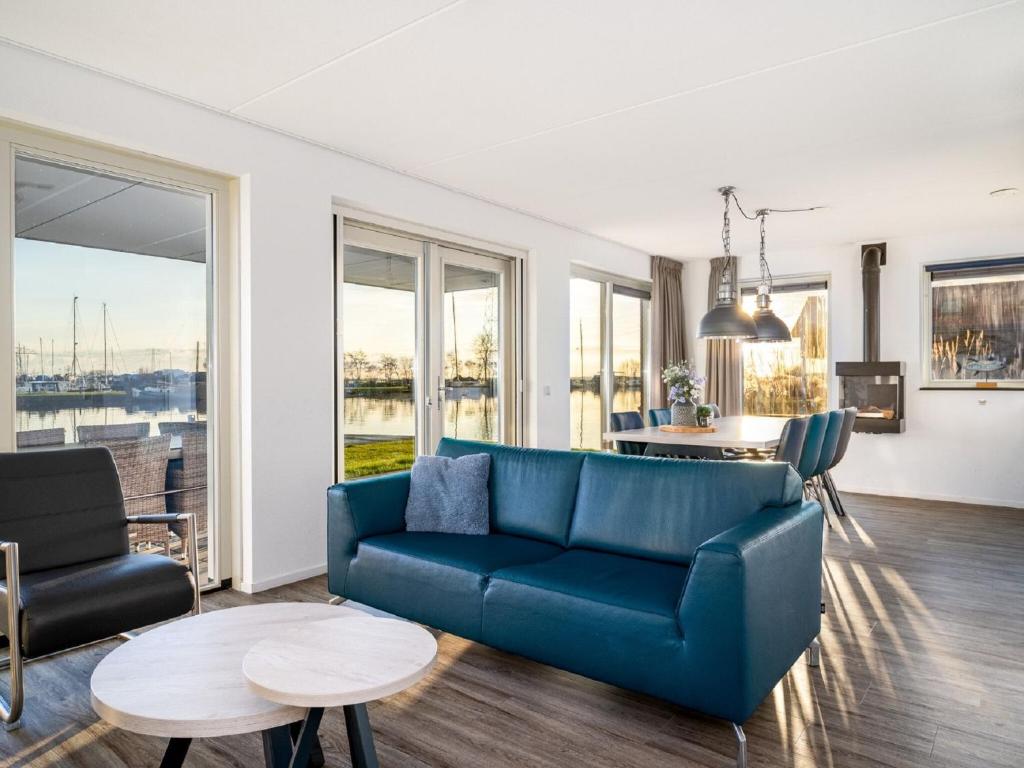 Spacious holiday home with private jetty right on the water photo 2