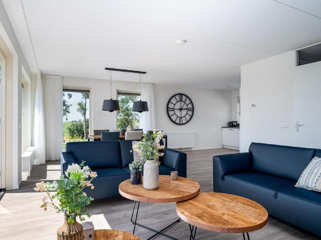 Spacious holiday home with outdoor spa, located in a holiday park on the water photo 2
