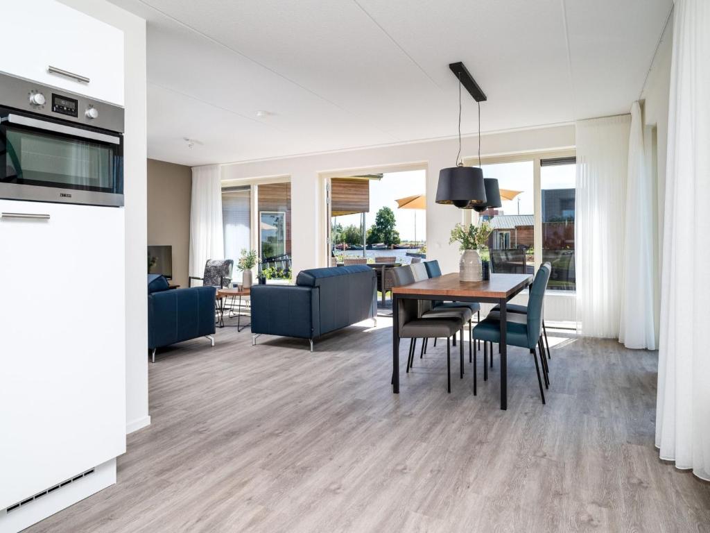 Spacious holiday home with outdoor spa, located in a holiday park on the water photo 3