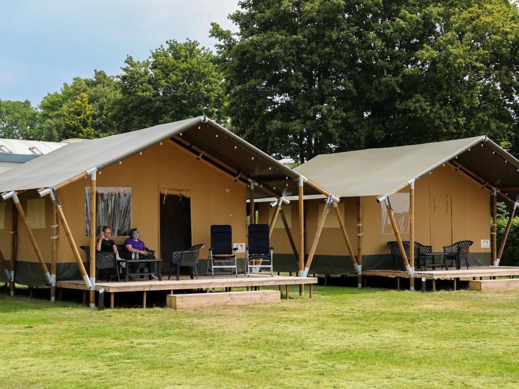 Glamping tent with bathroom, in a holiday park right on a recreational lake