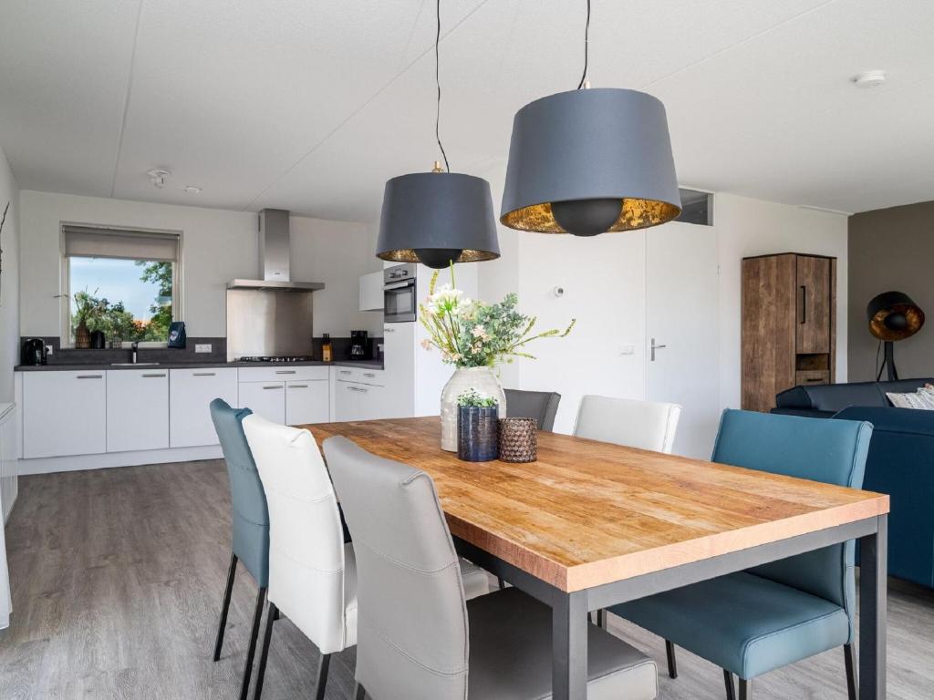 Spacious holiday home with outdoor spa, located in a holiday park on the water photo 4