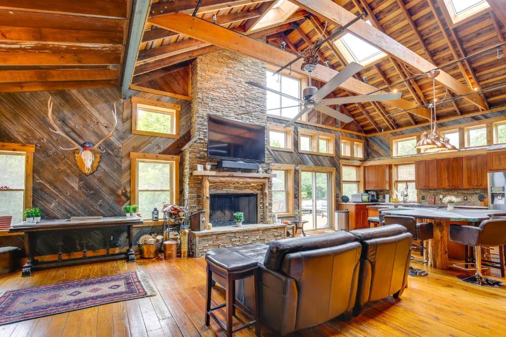 Serene Pacific Getaway Deck, Grill and Fire Pit! photo 2