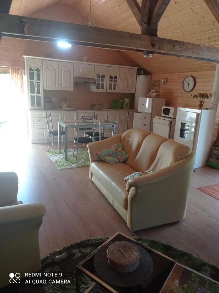 Des pierres rouges en extérieur, intérieur tout bois photo 1