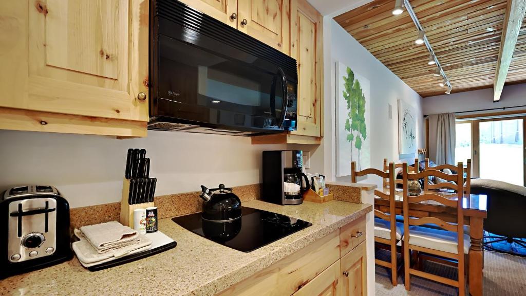 Timberline Condominiums Studio Deluxe Unit 116 photo 4