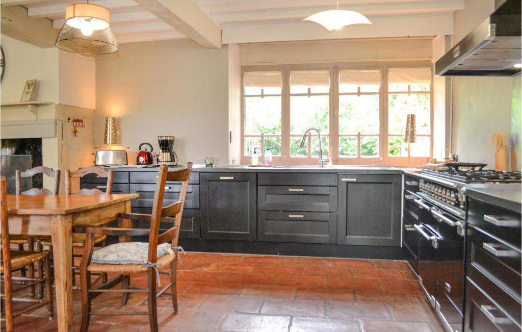 Awesome Home In Courties With Outdoor Swimming Pool, Heated Swimming Pool And 5 Bedrooms photo 2