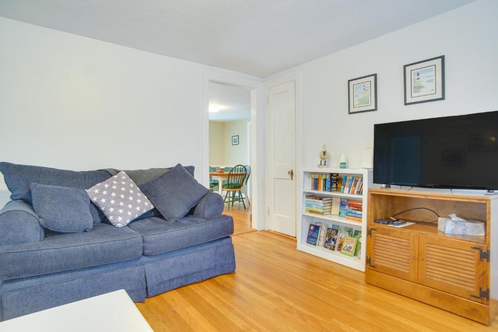 Hyannis Hideaway with Fireplace and Outdoor Dining photo 3