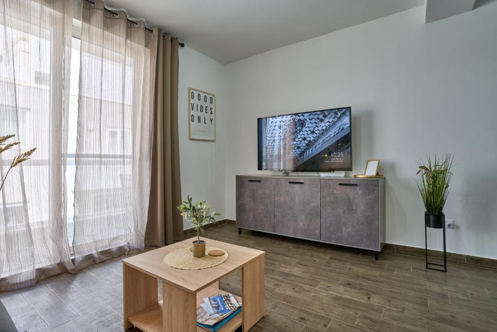 Private Apartment minutes to Sliema Malta, 2 AC's, Netflix photo 3