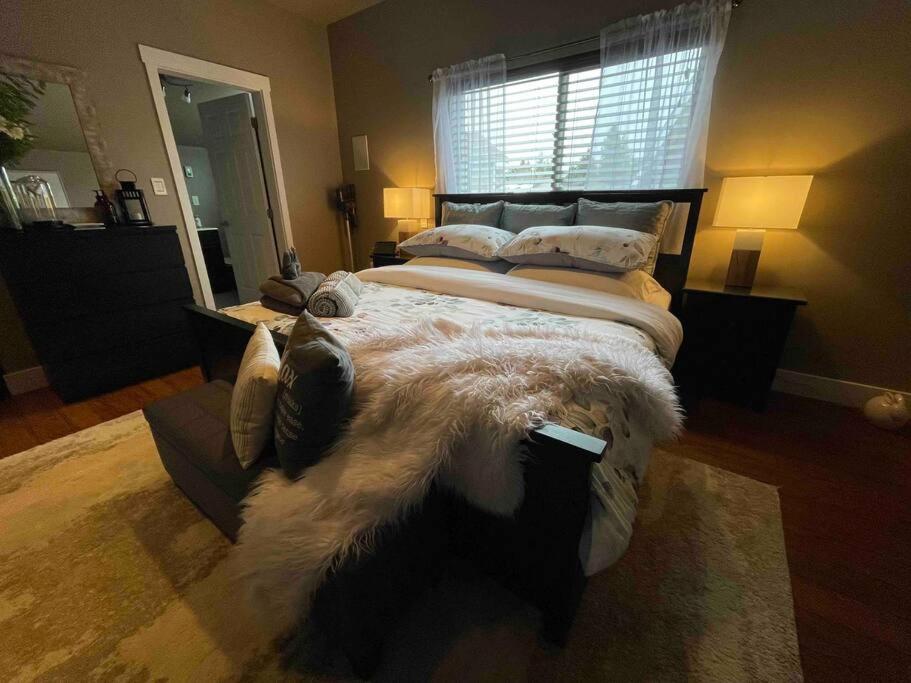 Cozy loft in Upper Gibsons photo 3