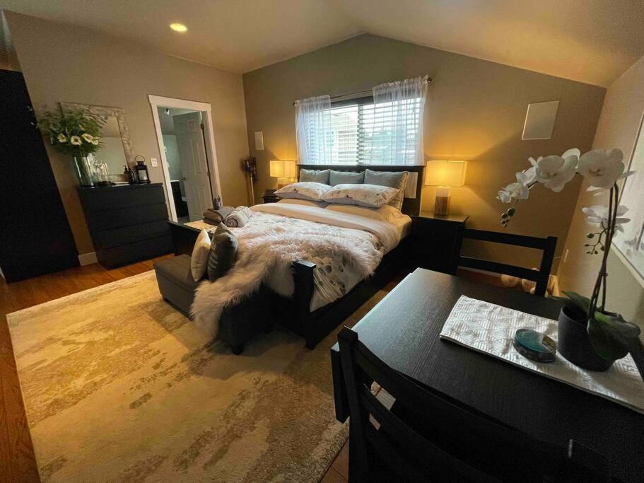 Cozy loft in Upper Gibsons photo 2