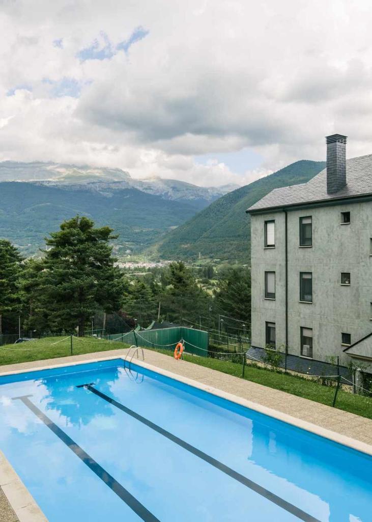 Casa con piscina jardín y vistas mágicas