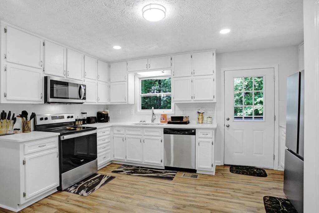 Charming Artistic Retreat * 3 BR photo 3