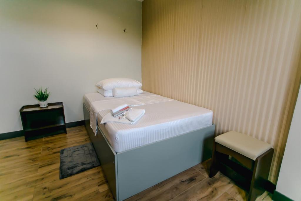 Midway Stay Apartments Dumaguete - Tap to explore photos