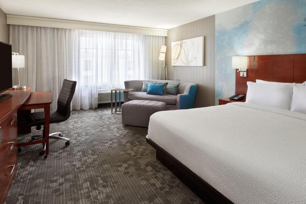 Courtyard Marriott Downtown Ottawa - Tap to explore photos