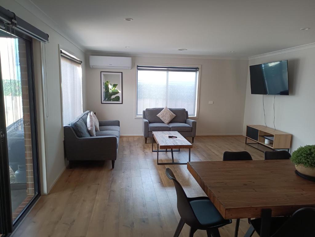 Captains Edge- Brand New 3 bedroom spacious home, private afresco & yard central to Paynesville CBD photo 3