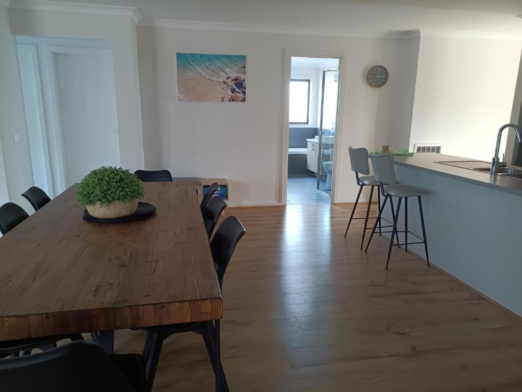 Captains Edge- Brand New 3 bedroom spacious home, private afresco & yard central to Paynesville CBD photo 4