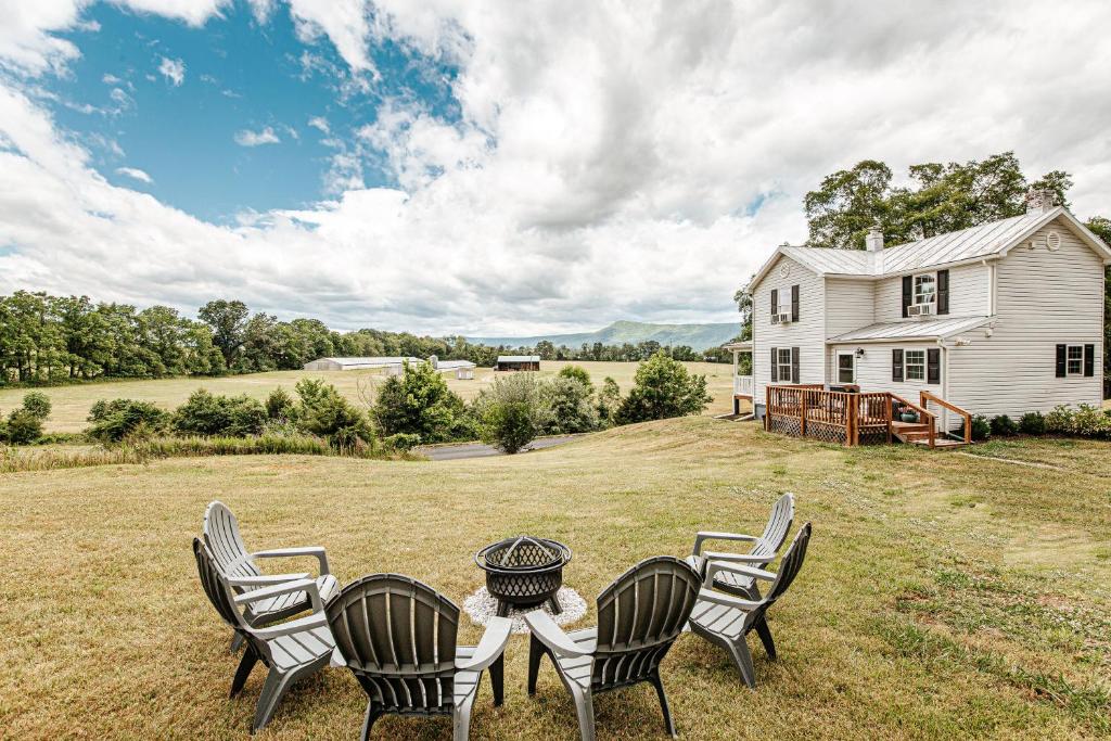 Mountain View Farmhouse in Luray, Family Friendly