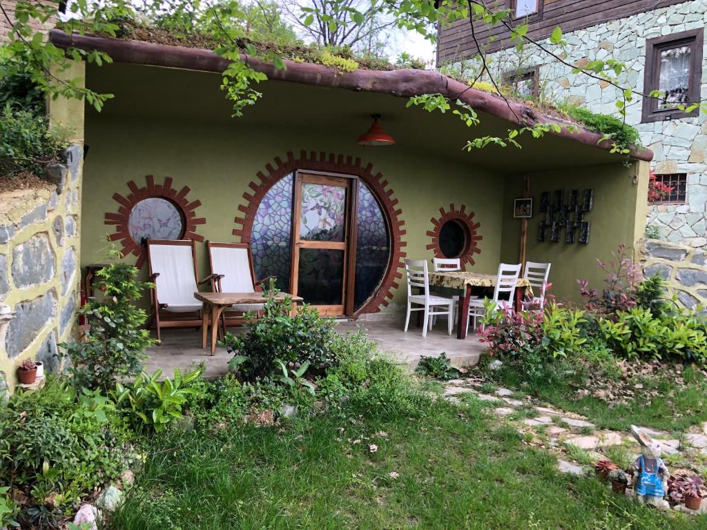 Happy House Hobbit jakuzi, Lake view fireplace in Sapanca